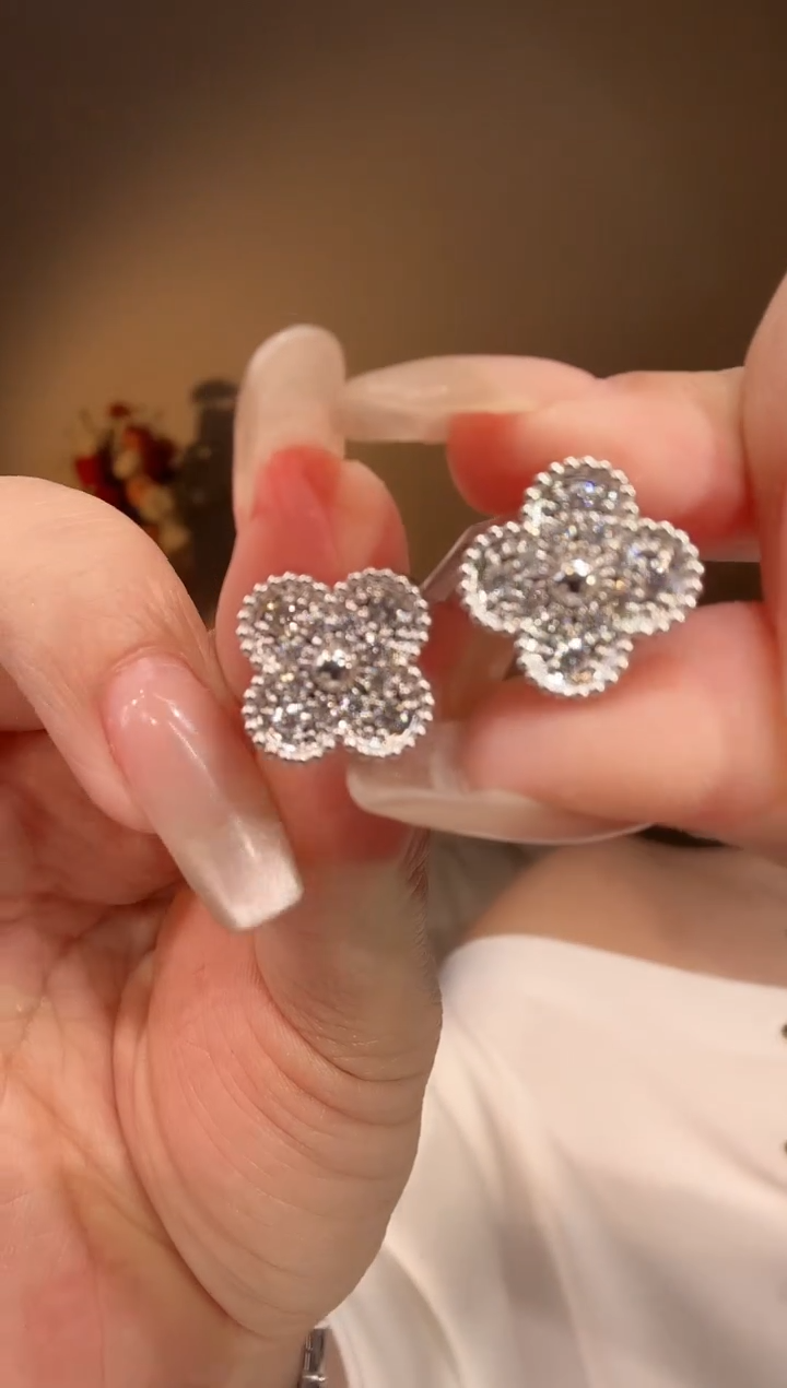 耳扣18K金镶嵌钻石15mm四叶草耳扣