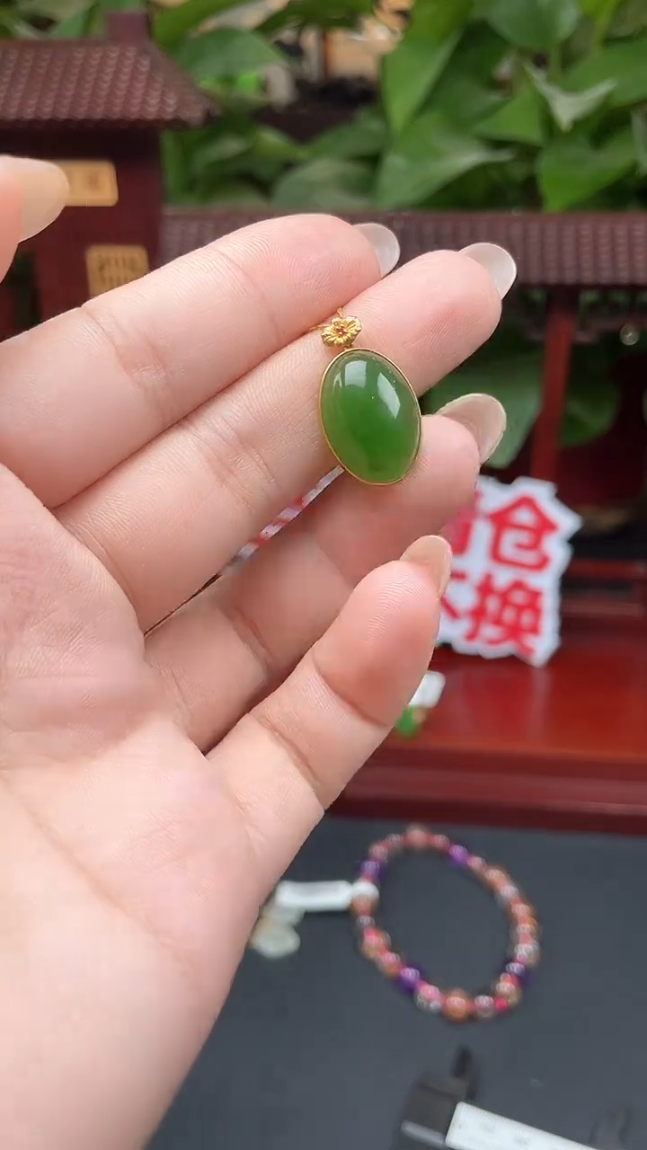 颈饰18K金镶嵌和田玉吊坠多样性发其一