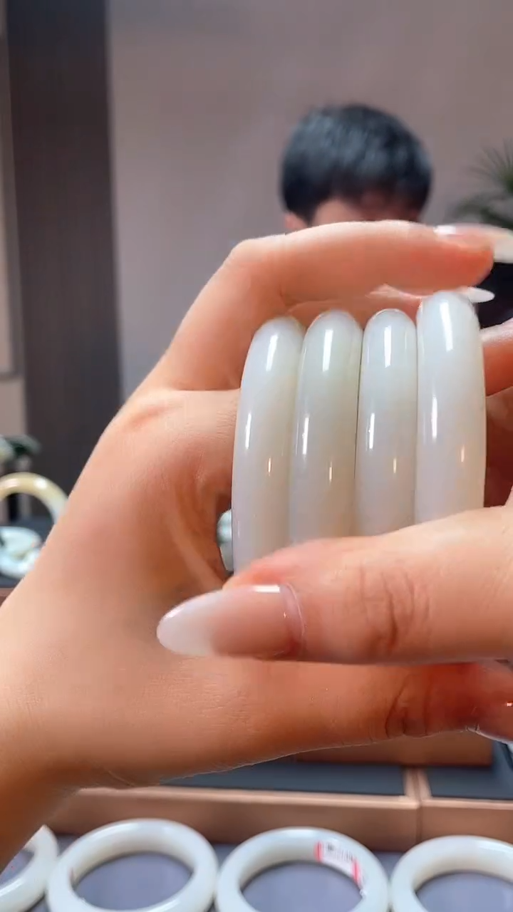 【闪购商品】和田玉手镯未镶嵌白玉55-59多样性发一