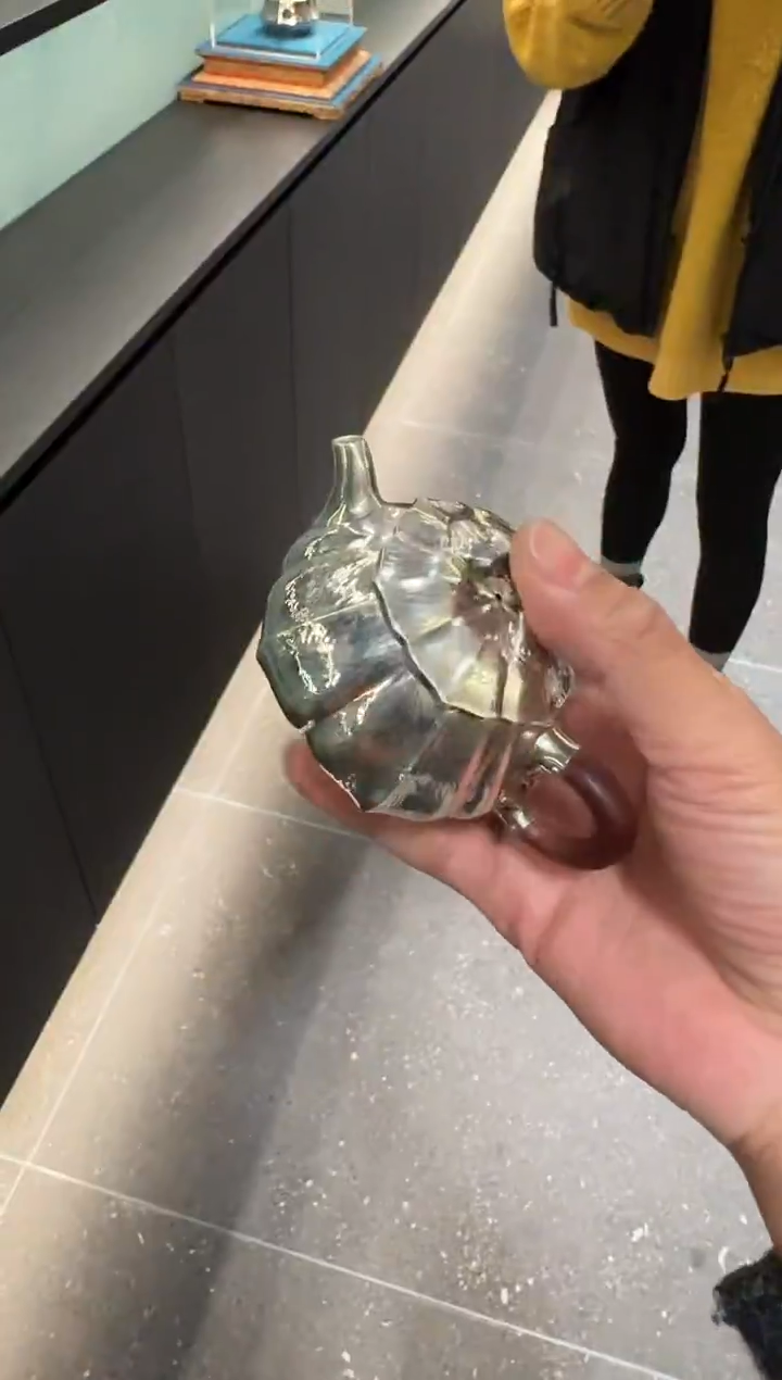 *s***a手敲锤纹菱瓣三足石瓢壶