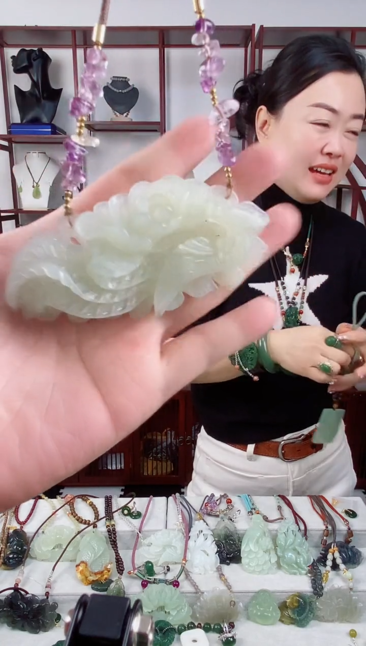 未镶嵌岫玉颈饰1