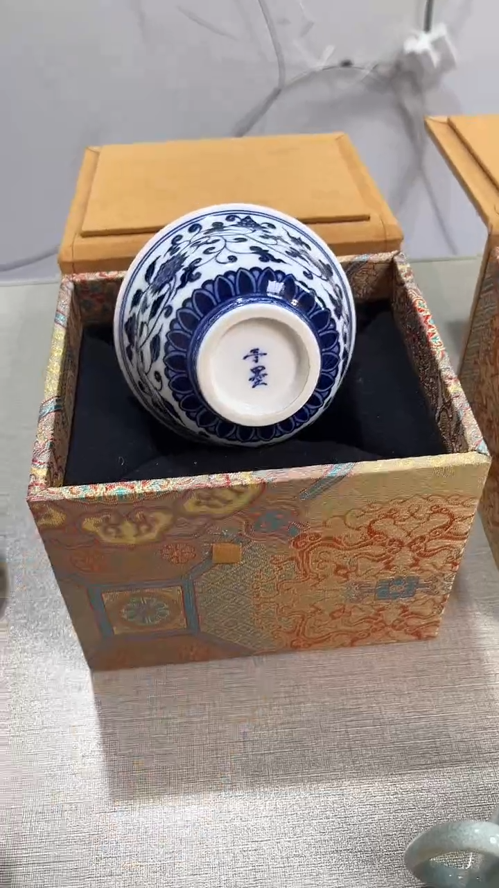 景德镇高温瓷青花缠枝莲压手