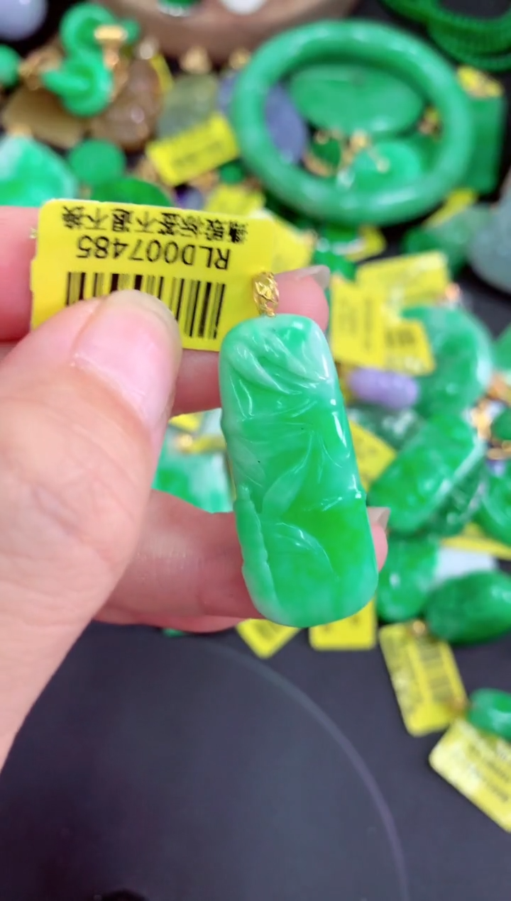 吊坠(不含链)18K金镶嵌翡翠挂件