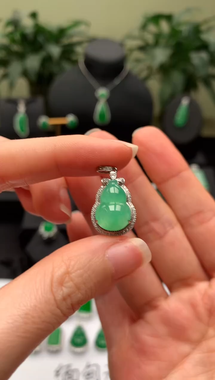 【闪购商品】翡翠颈饰18K金镶嵌葫芦