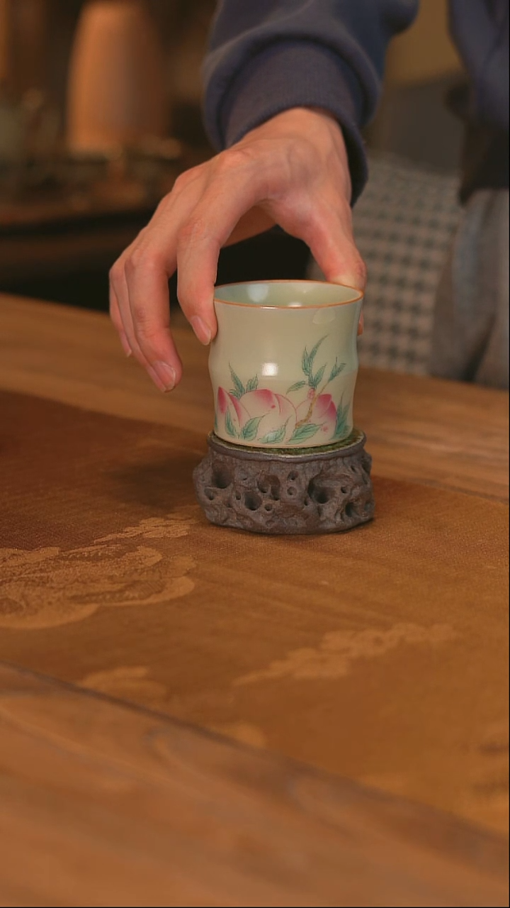 （越记窑）粉彩九桃五福竹节杯