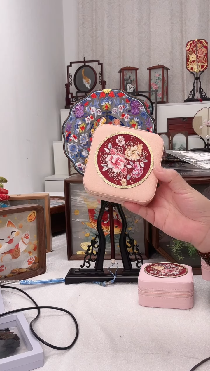 扇子苏绣作品是首饰盒
