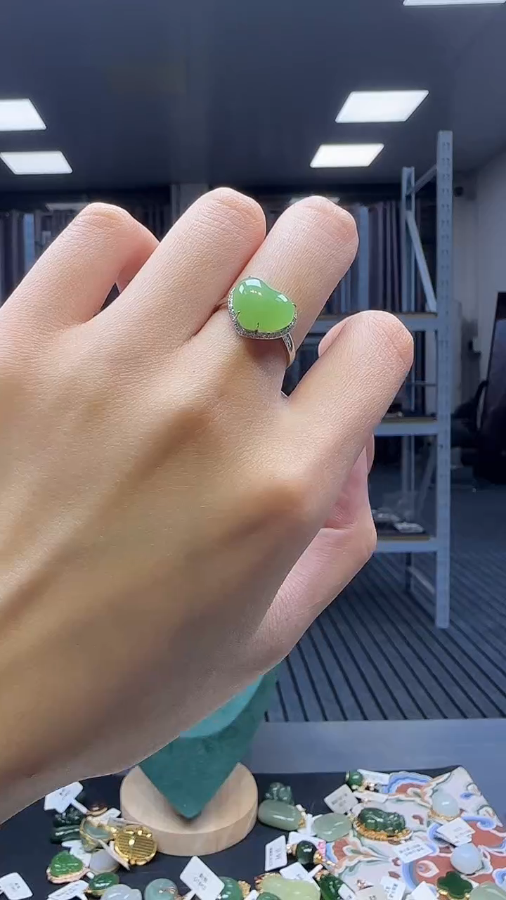 18K金镶嵌戒指和田玉1