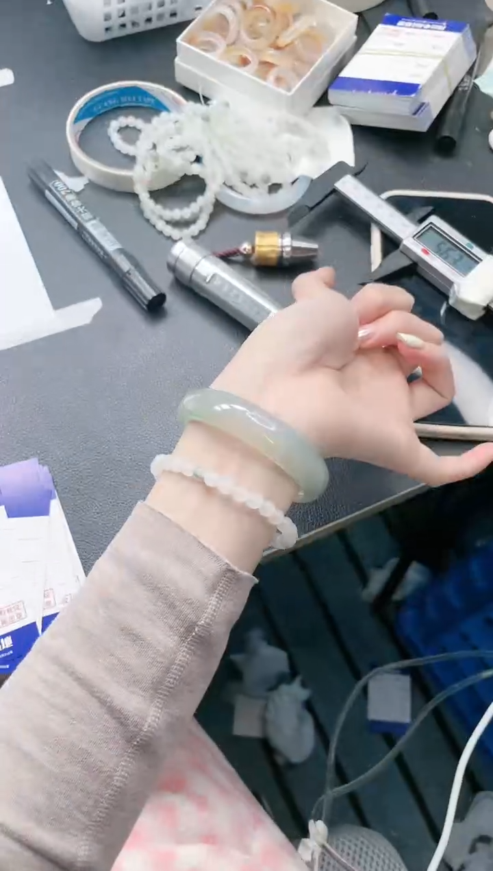 【闪购商品】石英质玉手镯未镶嵌15J264-56