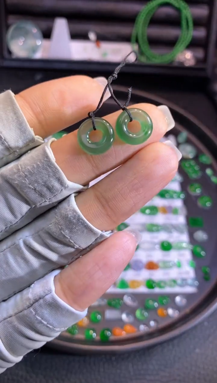 翡翠挂件未镶嵌圈圈