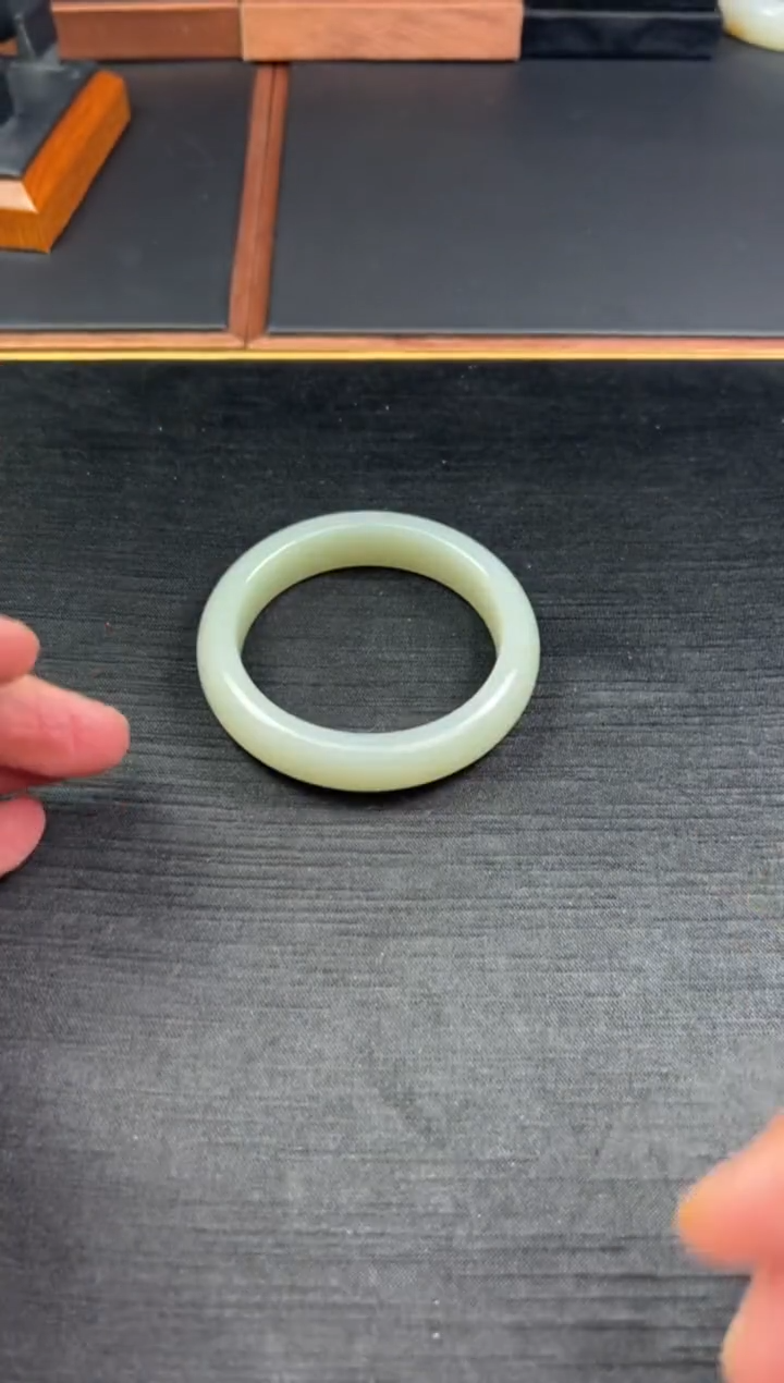 【闪购商品】和田玉手镯未镶嵌且末微色差近矿56