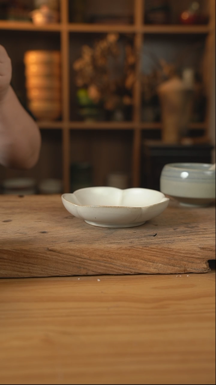 白色系列的6英寸花边盘