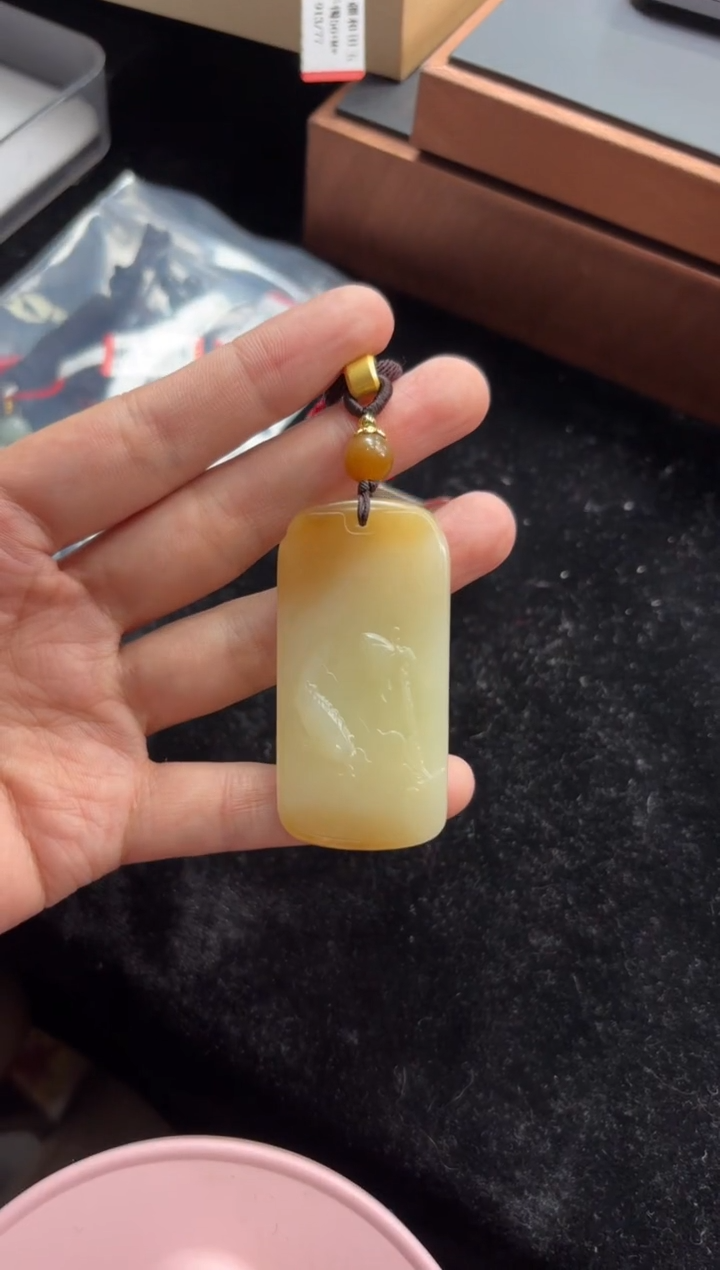 【闪购商品】和田玉吊坠(赠链)未镶嵌且末金山微色差吊坠