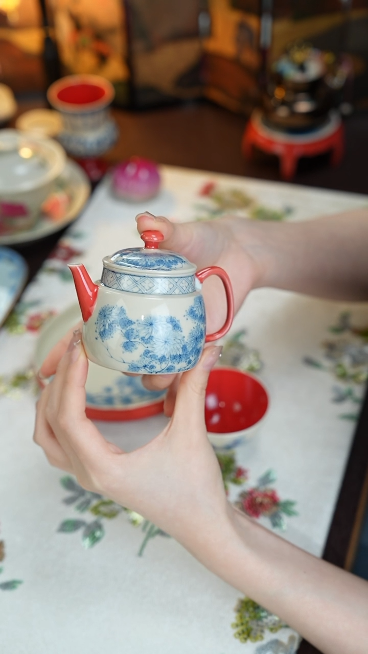 景德镇手工手绘釉下青花雨香斋宫墙红壶