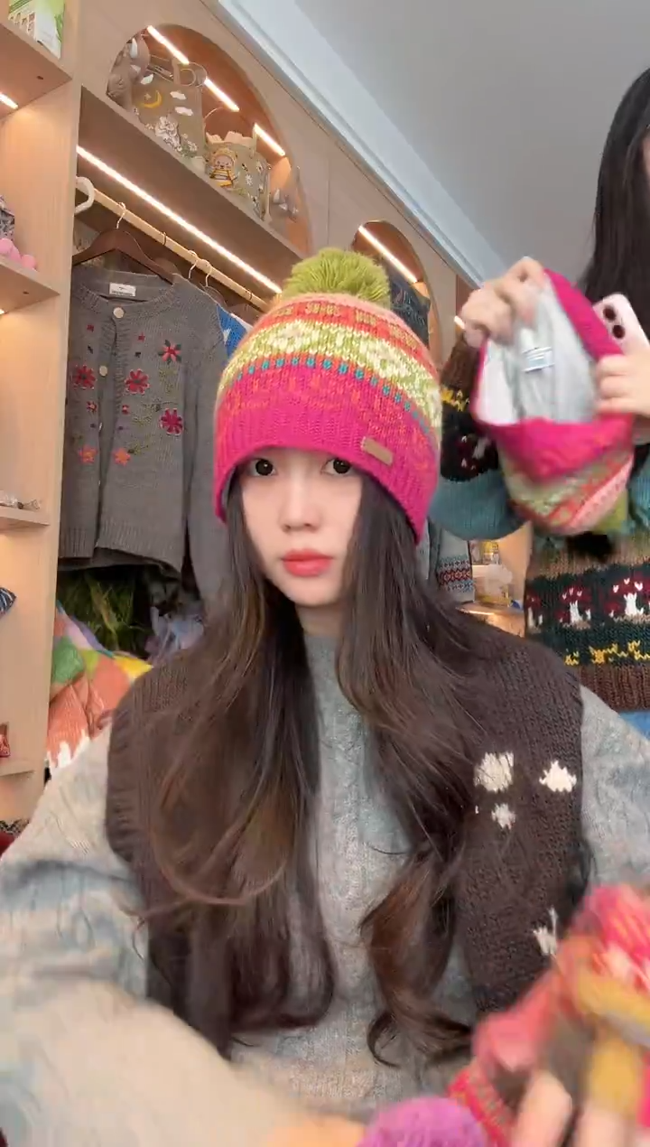 羊毛火龙果色单球帽