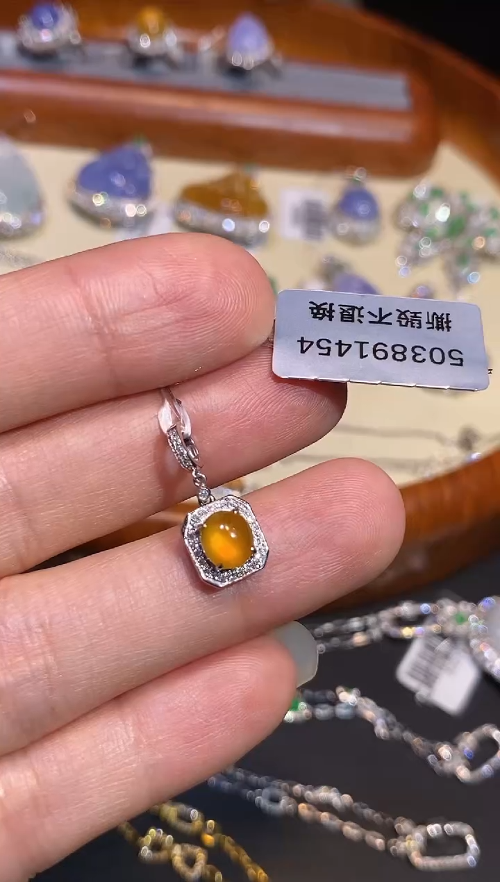 【闪购商品】翡翠18K金镶嵌颈饰吊坠