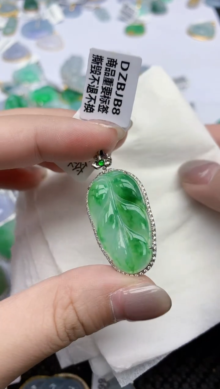 【闪购商品】翡翠颈饰18K金镶嵌天然翡翠A货