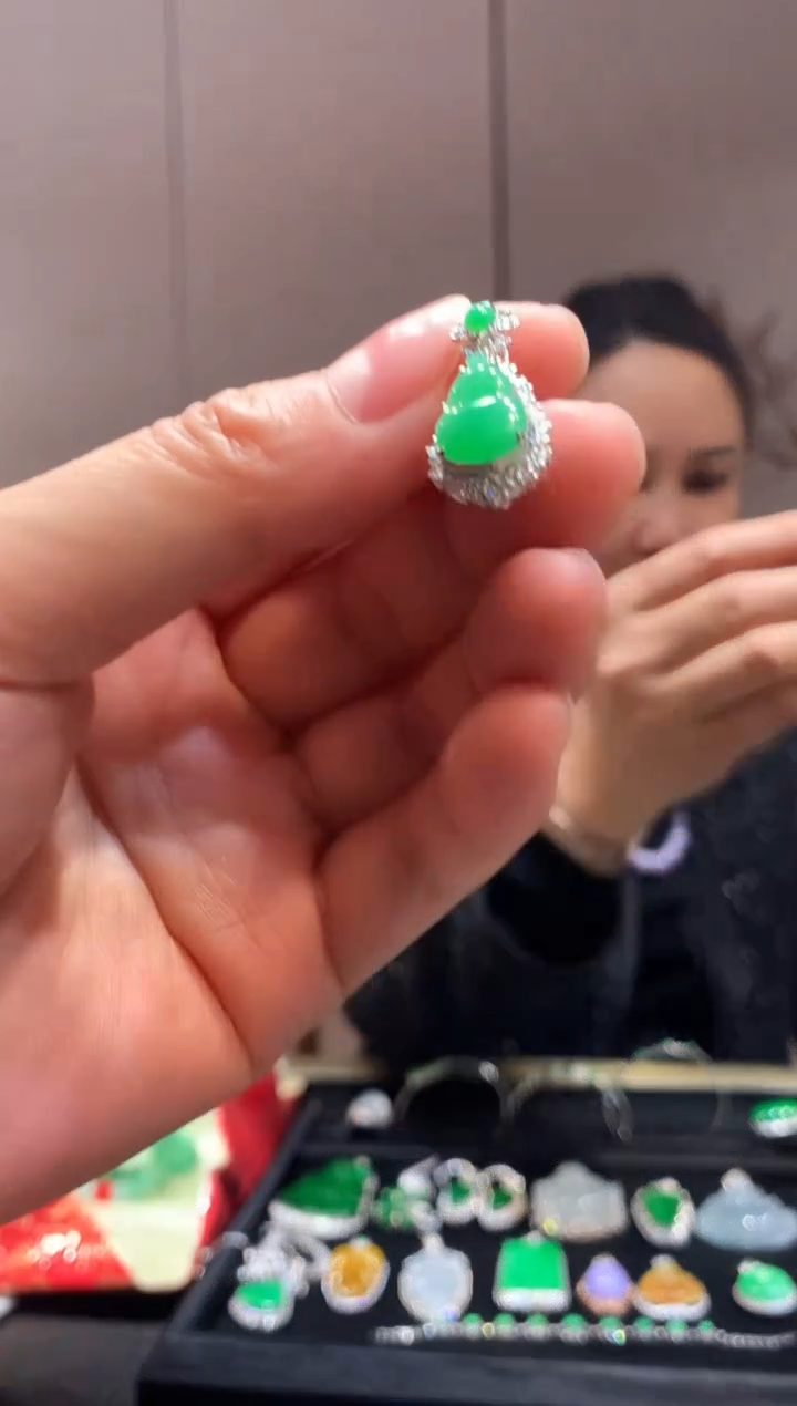 【闪购商品】翡翠吊坠(不含链)18K金镶嵌葫芦 