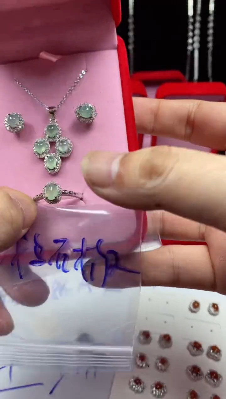 未镶嵌戒指翡翠鹅*板翡翠吊坠