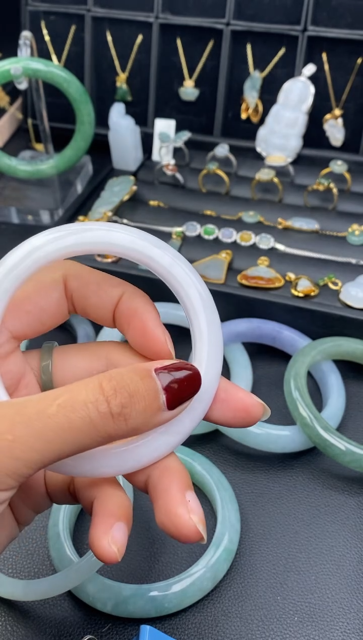 【闪购商品】翡翠手镯未镶嵌56圈口手镯