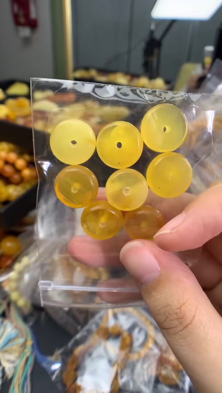 蜜蜡未镶嵌珠宝奇石多样性发一件