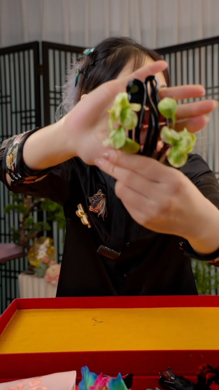 刺绣非遗绒花手工饰品