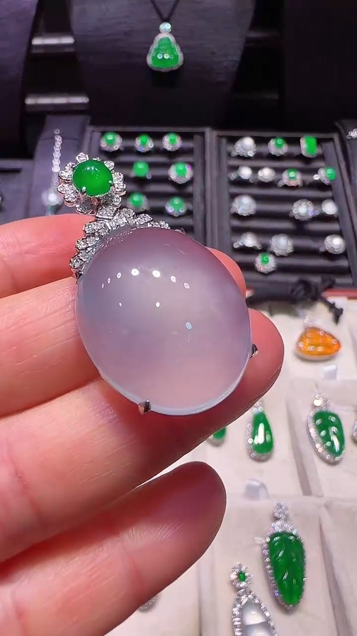 【闪购商品】翡翠颈饰18K金镶嵌蛋坠