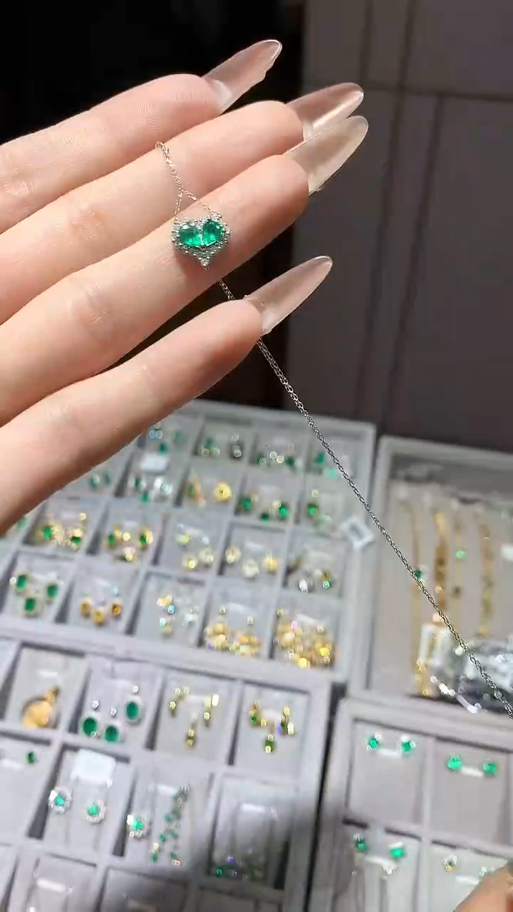 【闪购商品】祖母绿耳饰18K金镶嵌耳饰