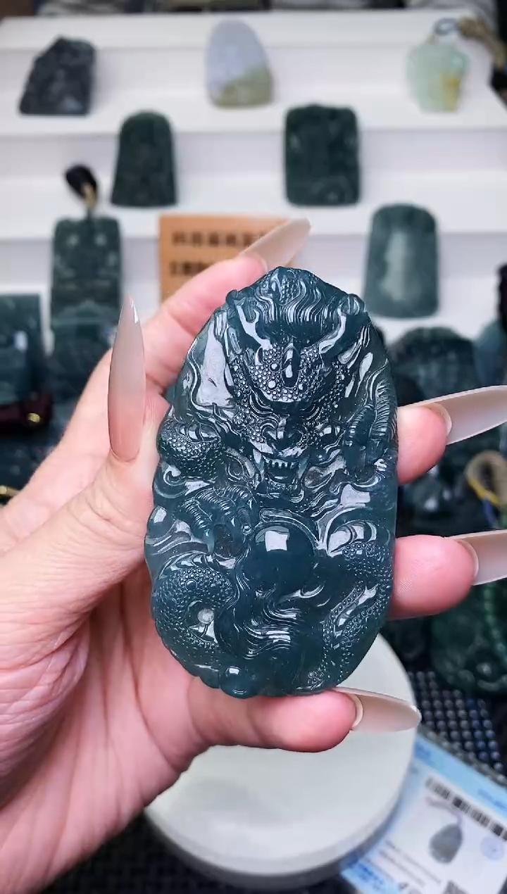 颈饰未镶嵌翡翠 