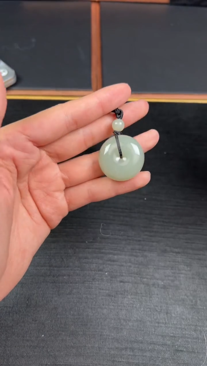 【闪购商品】和田玉吊坠(赠链)未镶嵌且末微色差近矿