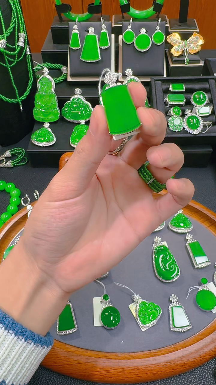 【闪购商品】翡翠吊坠(赠链)18K金镶嵌天然A货翡翠