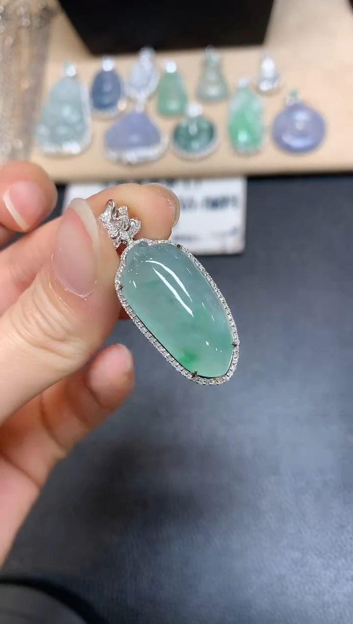 【闪购商品】翡翠颈饰18K金镶嵌福瓜【无服务费