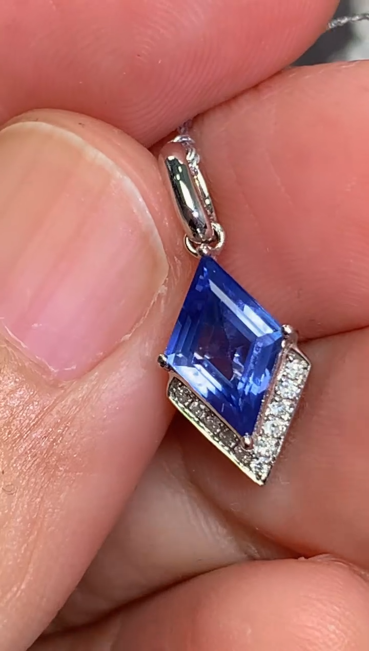 【闪购商品】蓝宝石吊坠(不含链)18K金镶嵌1.19ct矢车菊