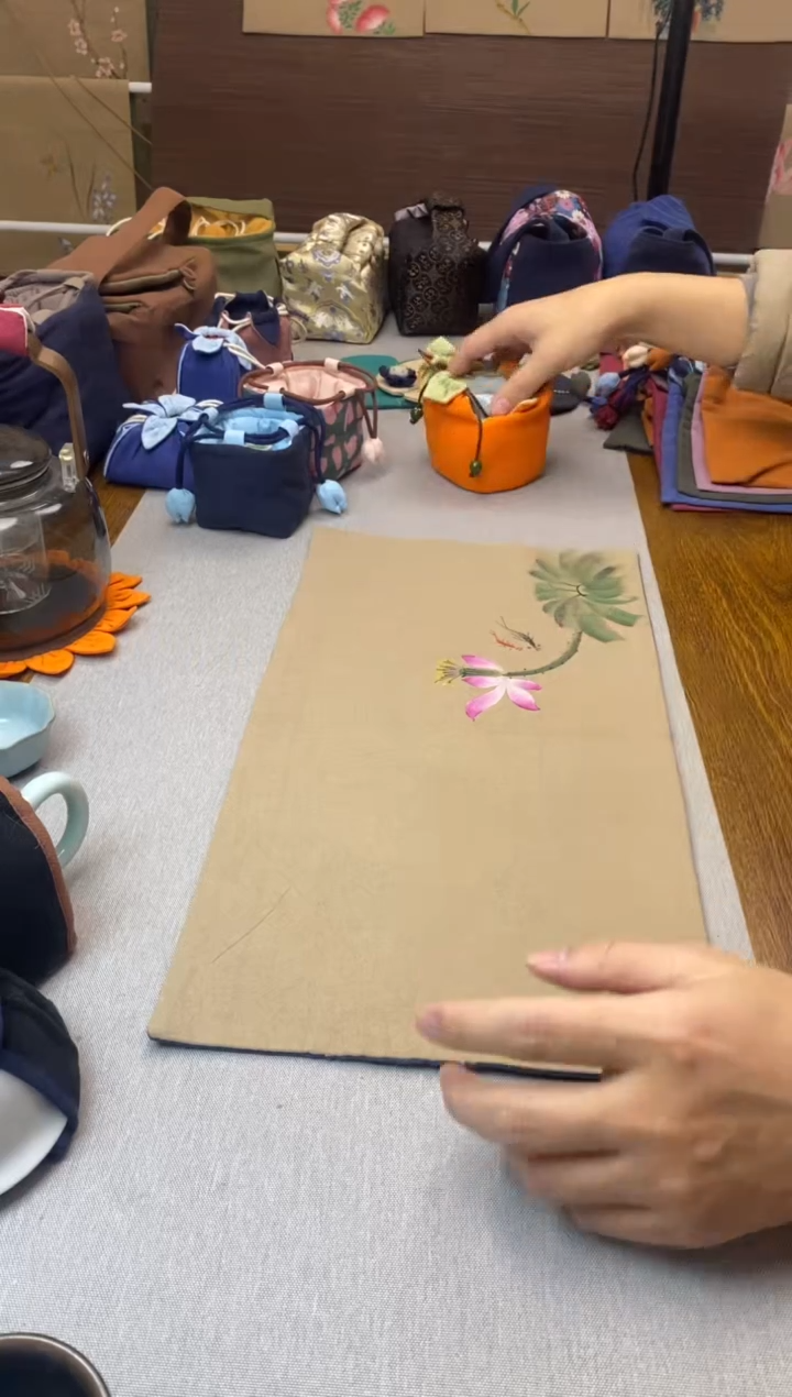 手绘茶席（荷花鱼）