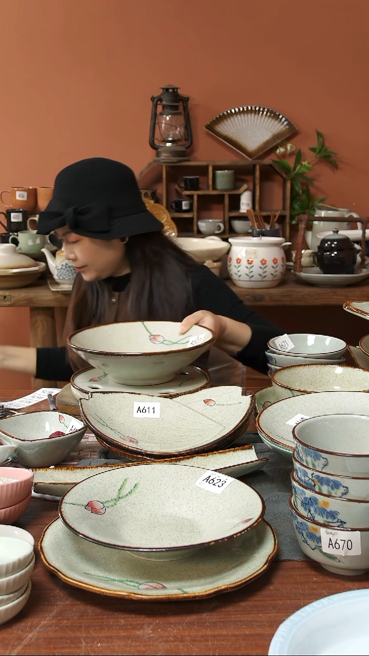 陶瓷A503 一只陶瓷手绘荷花大汤碗可能微瑕