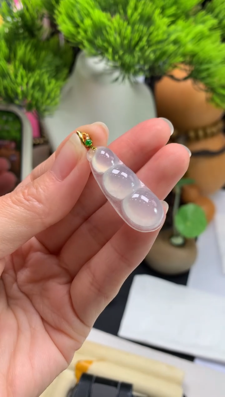 颈饰未镶嵌翡翠吴*仪---121111