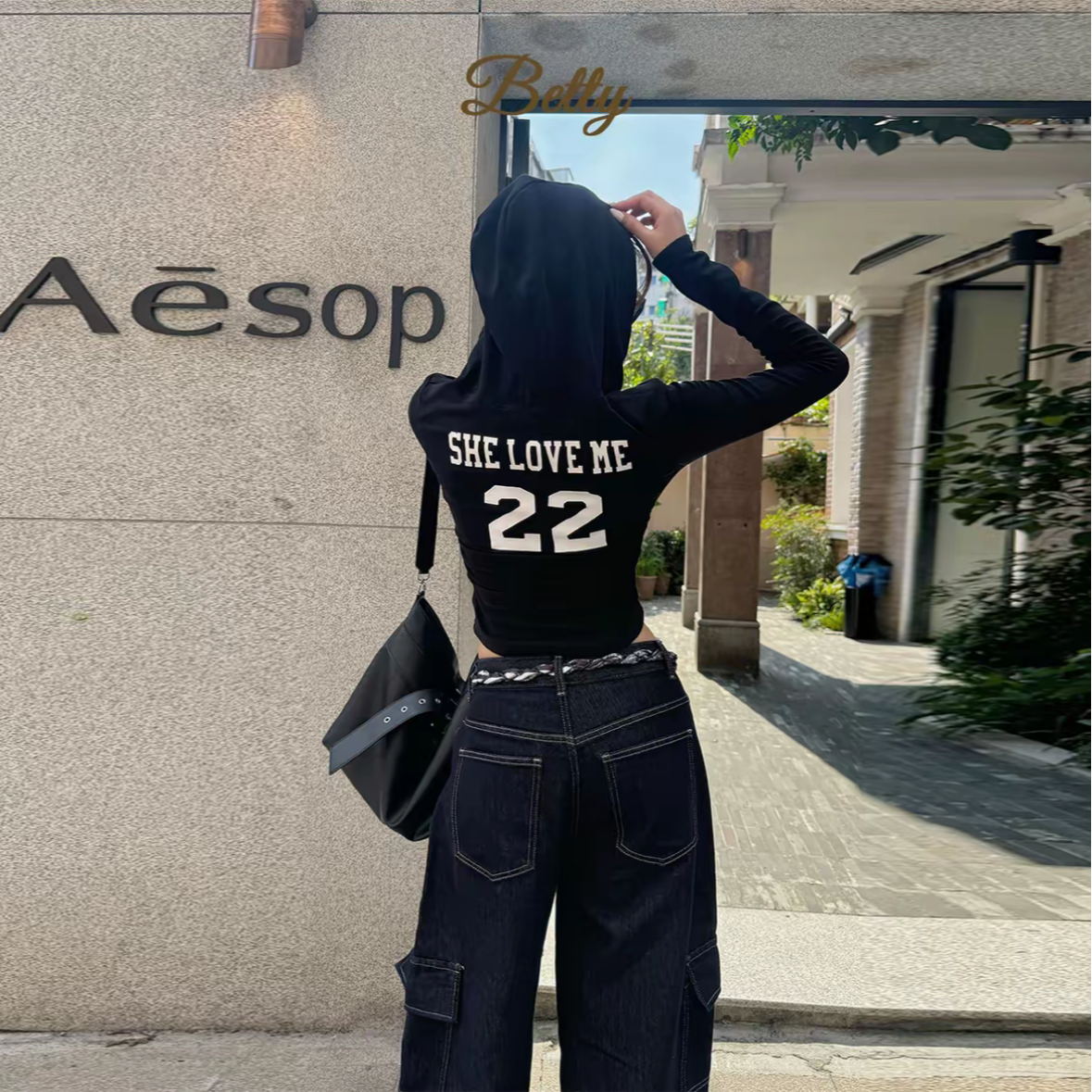 辣妹穿搭连帽长袖T恤女2025新款秋季设计感收腰短款字母印花上衣
