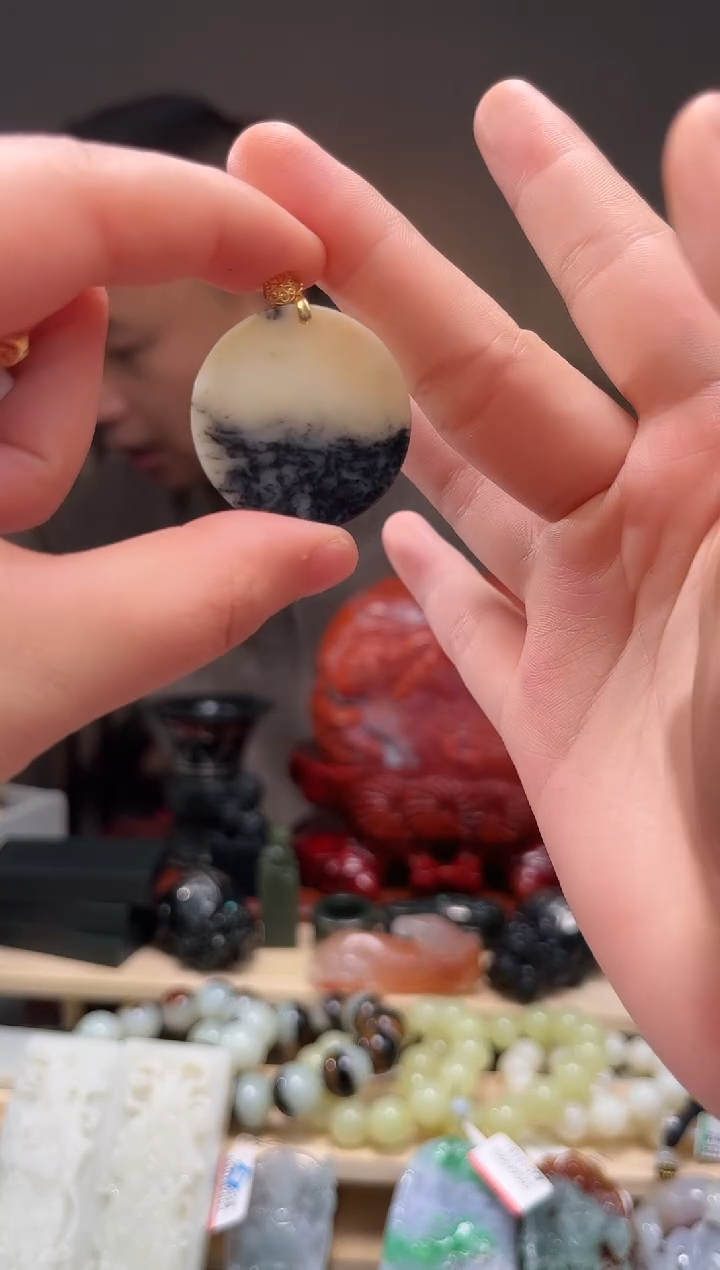 颈饰18K金镶嵌和田玉吊坠