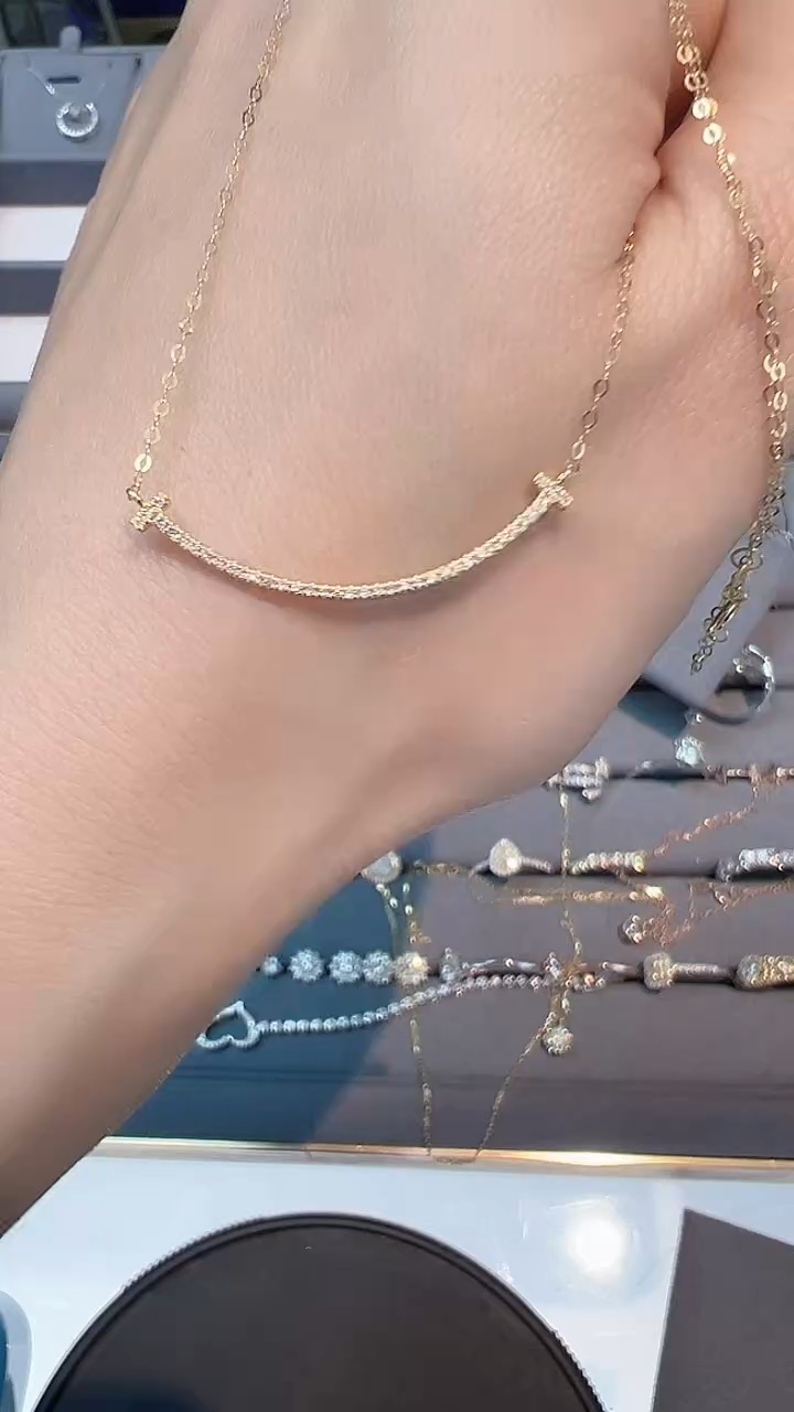 【闪购商品】钻石微笑吊坠18K金镶嵌发一