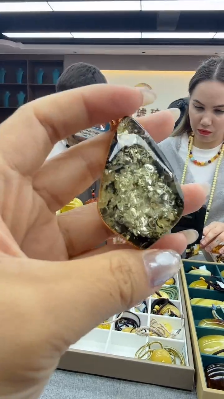 琥珀颈饰未镶嵌282秒拍号 假一罚三 