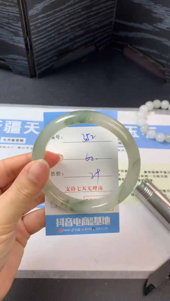 未镶嵌手镯石英质玉a352