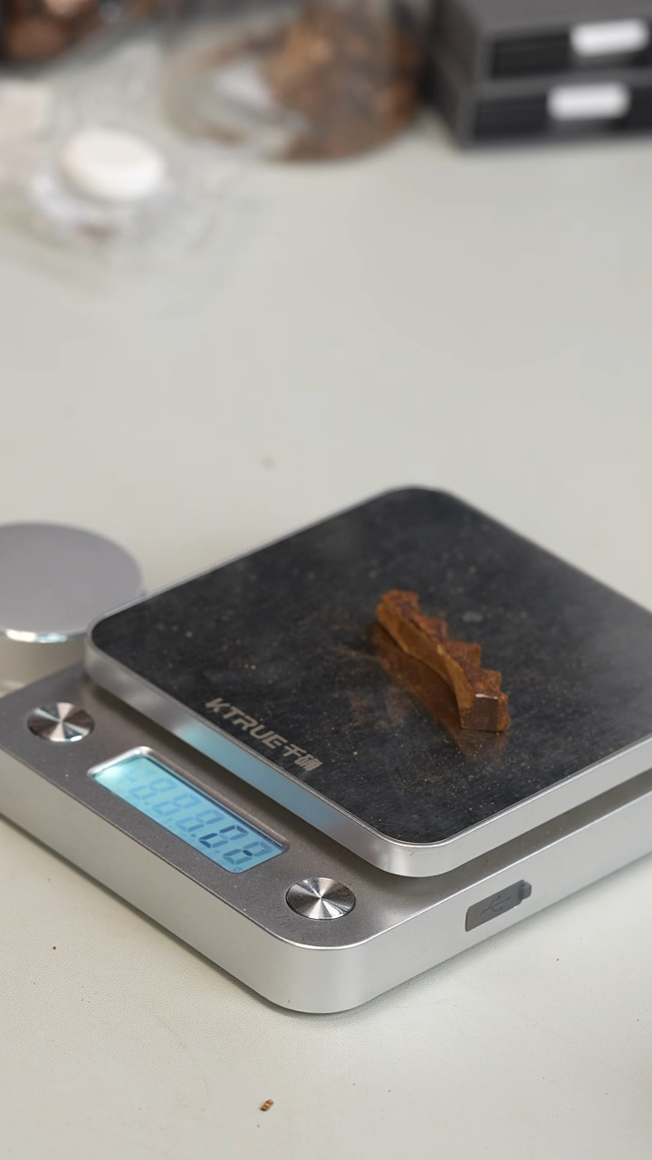 沉香沉香碎屑顾越南大叻土熟紫奇车珠碎料 1.1g