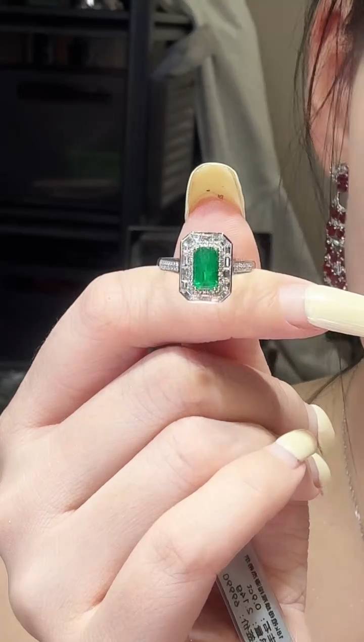 18K金镶嵌戒指祖母绿0.90ct  潘杰希尔