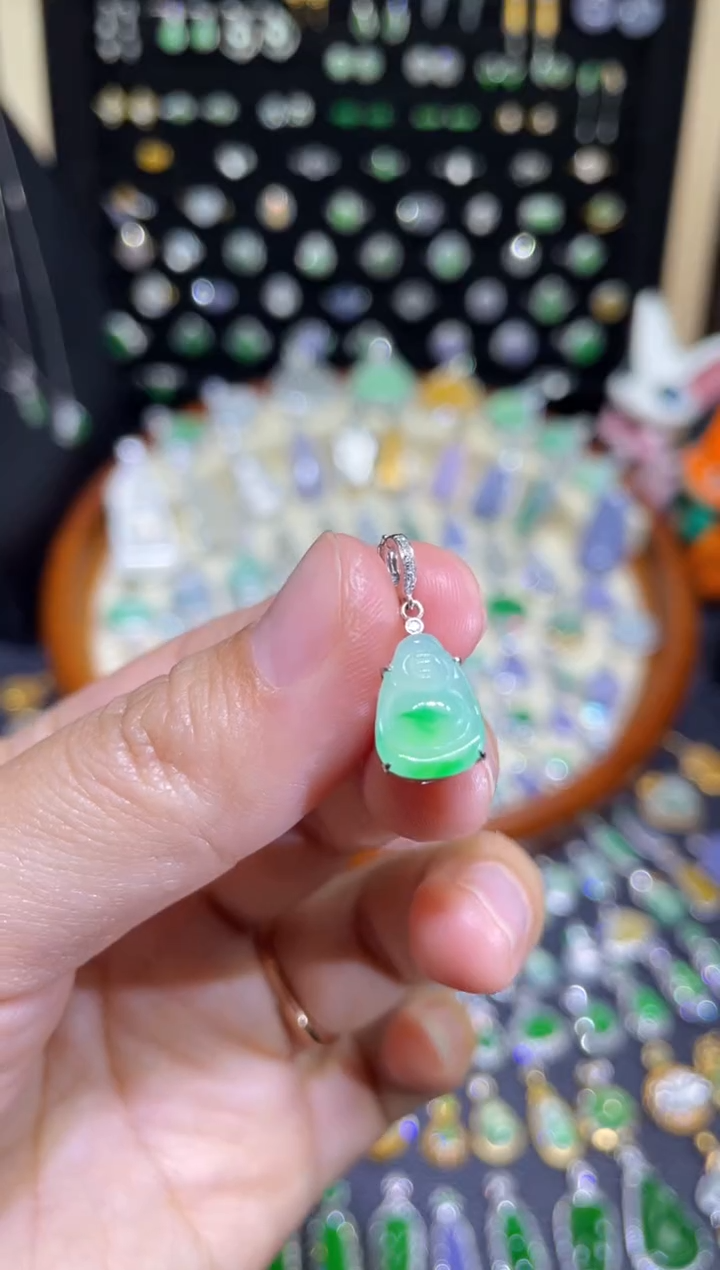 颈饰18K金镶嵌翡翠高冰金丝阳佛公吊坠