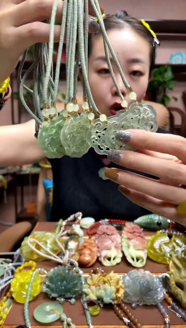 未镶嵌岫玉吊坠多样性发货发其中之一