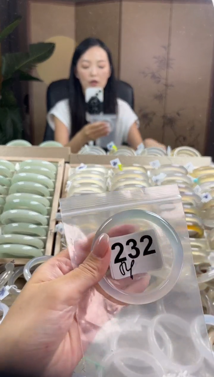 手镯玛瑙/玉髓未镶嵌232微瑕