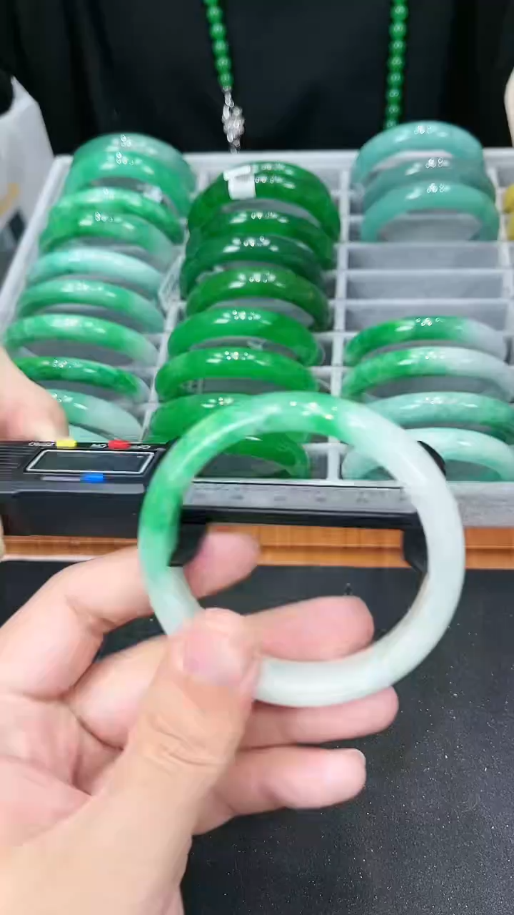 【闪购商品】砖雕H35 白底青手镯 圈口57