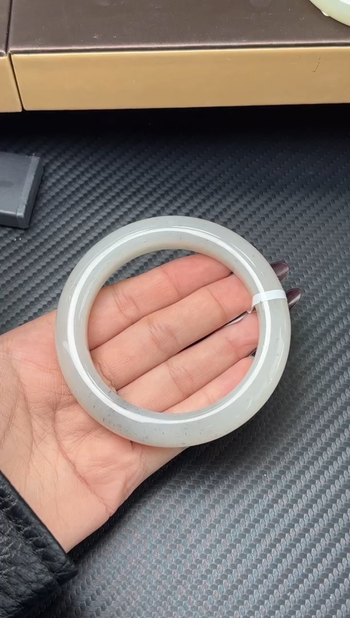 未镶嵌手镯和田玉和田黑山微色差57+m