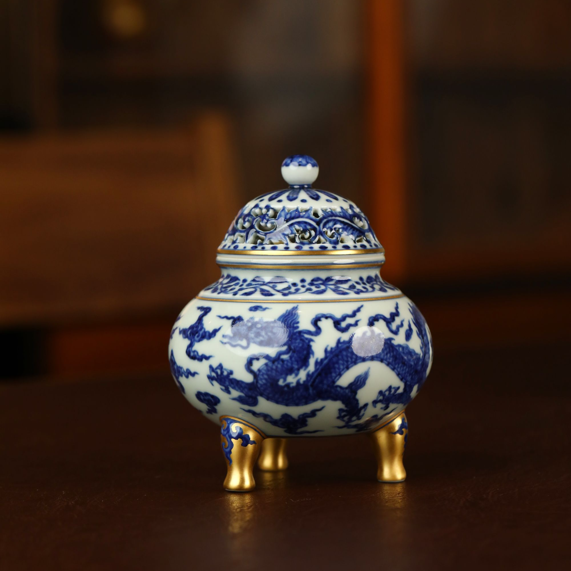当代 景德镇舜瓷全手工手绘青花描金龙风纹三足香炉