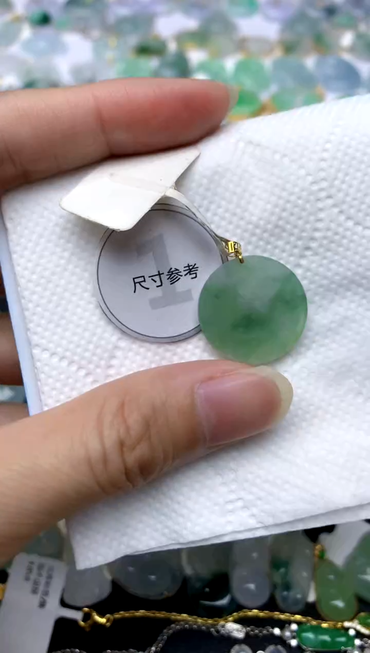 颈饰18K金镶嵌翡翠天然A货翡翠