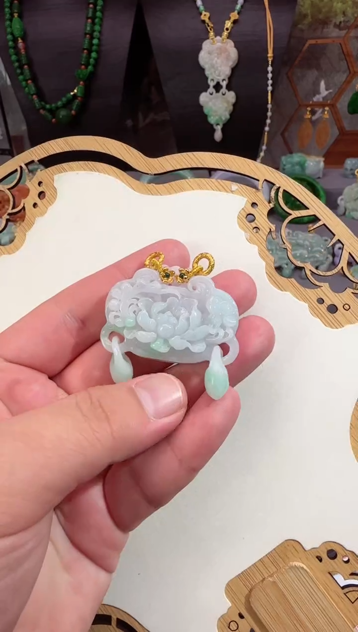 【闪购商品】翡翠颈饰未镶嵌牌子